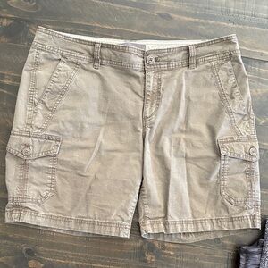 Eddie Bauer Women's Dadk Khaki Cargo Shorts